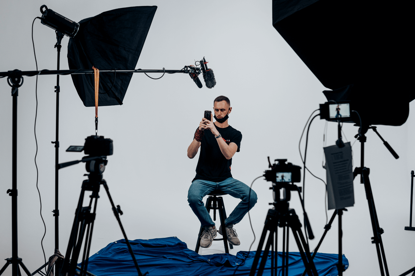 Video content marketing z lampami Quadralite VideoLED 1000
